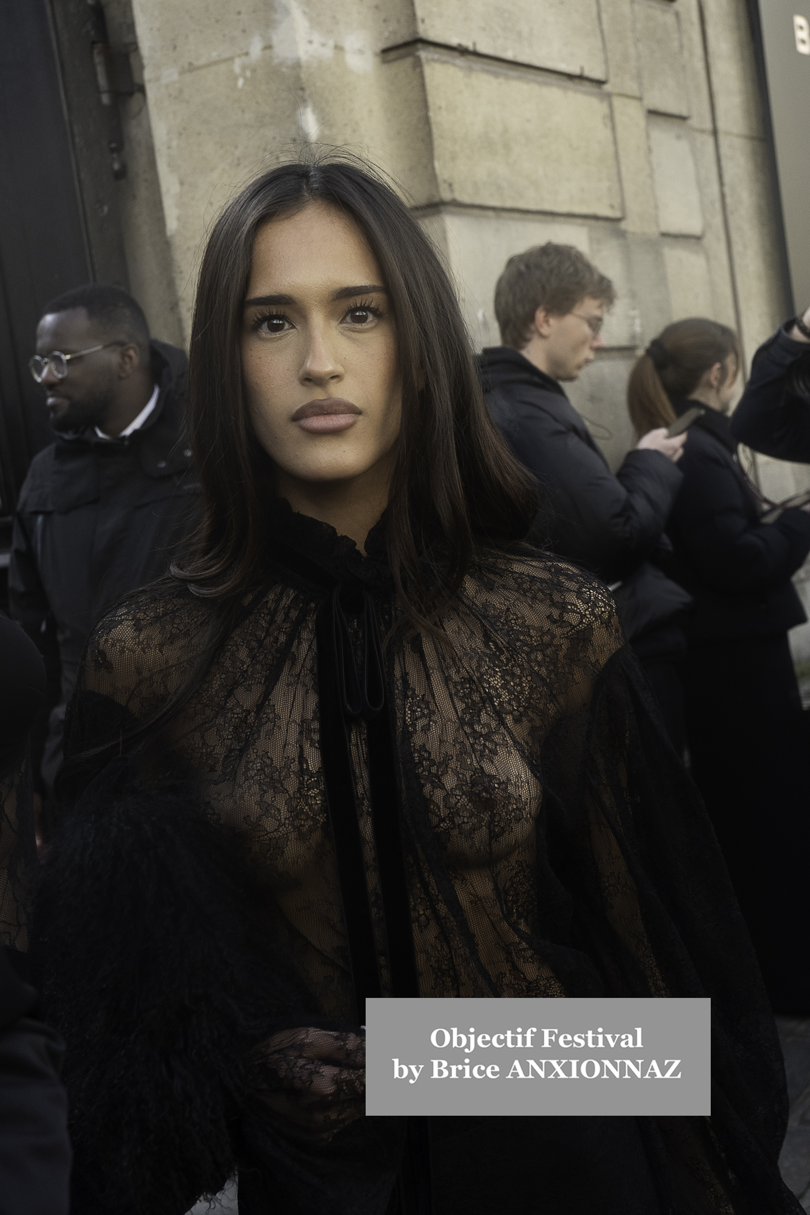 Photo streetstyle de Diane Kruger - Streetstyle photos of guest arrivals at the Nina Ricci show lors du défilé Nina Ricci Spring 2025 à Streetstyle-photos-of-guest-arrivals-at-the-Nina-Ricci-show, Paris Fashion Week le 7 March 2025 par Brice ANXIONNAZ (Objectif Festival)